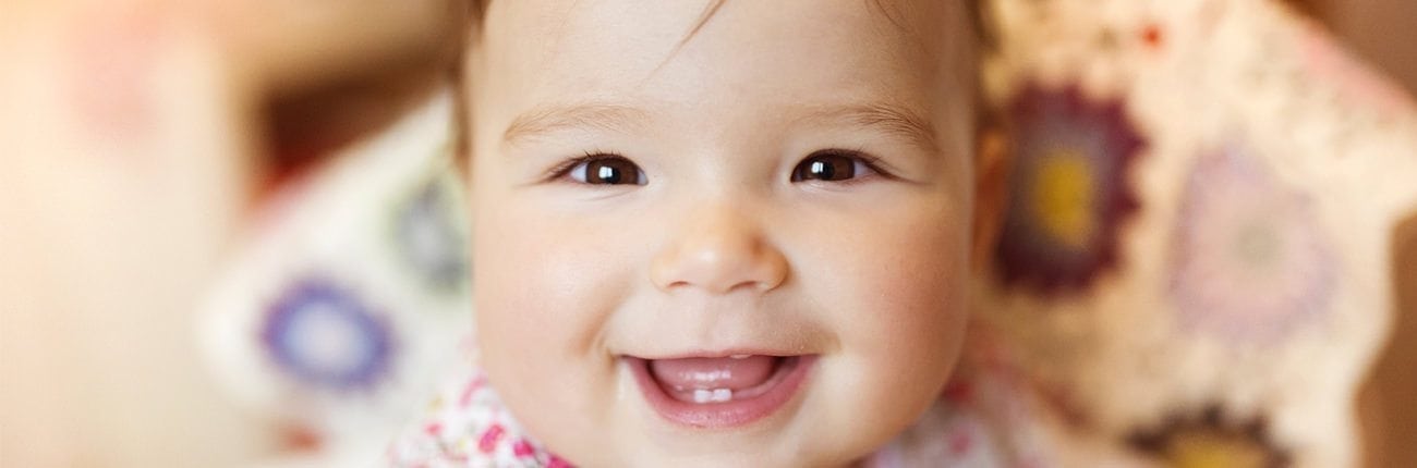 Bébé fait ses dents, poussée dentaire: les premières dents de lait de bébé