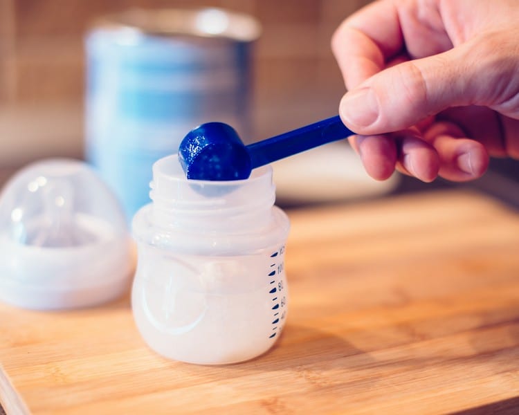 Quantité de lait pour bébé : combien de ml par jour ?