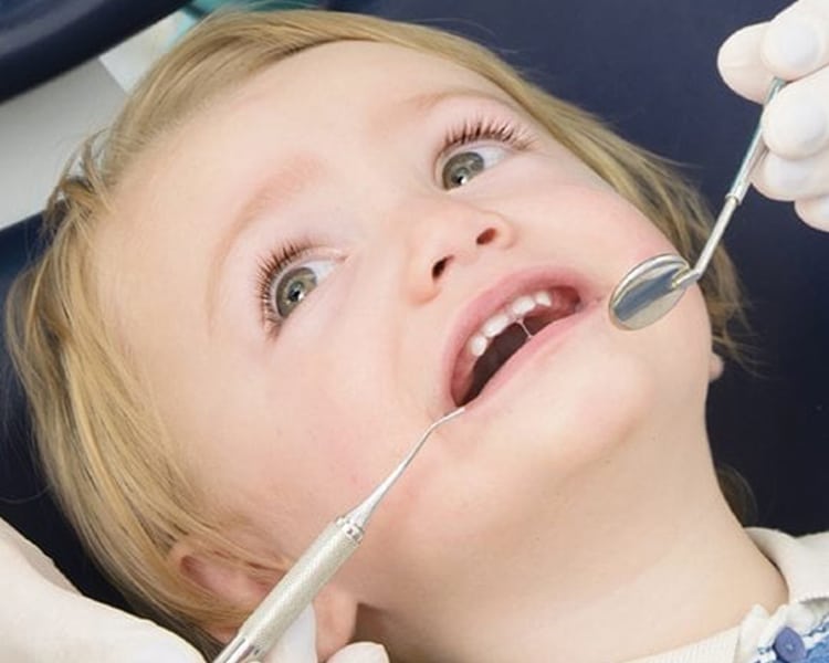 Bébé fait ses dents poussée dentaire les premières dents de lait de bébé