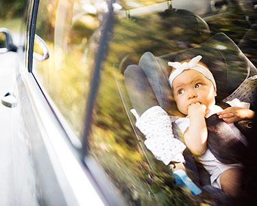 Occuper bébé de 0 à 9 mois en voiture