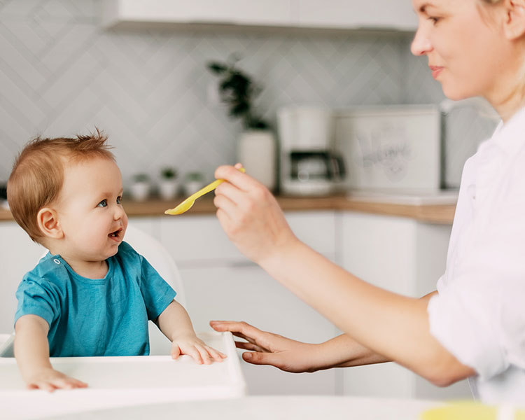 Le petit déjeuner à bébé : quand l'introduire et que lui donner ? 🍌🍊