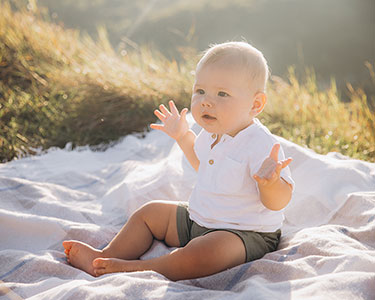 À quel âge un bébé tient-il assis ?